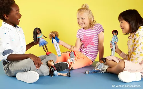 Miniatura 2 de Creatable World Deluxe DC-220 - Kit de personajes personalizable con cabello rubio rizado, 6 piezas de ropa de muñeca, 3 pares de zapatos y 2
