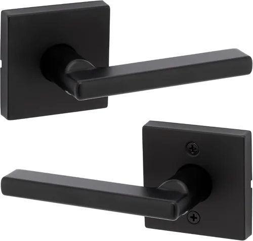 Kwikset Halifax - Manija de puerta de paso interior, palanca para puertas de armario y pasillo, palanca de manija reversible sin bloqueo, negro