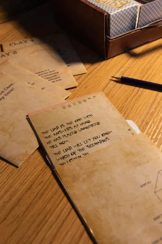 Miniatura 6 de Fizz Creations Resuelve el caso – Juego de Escape Room 3D en una maleta portátil con 5 juegos únicos, cartas de pistas y rompecabezas 3D – Noche