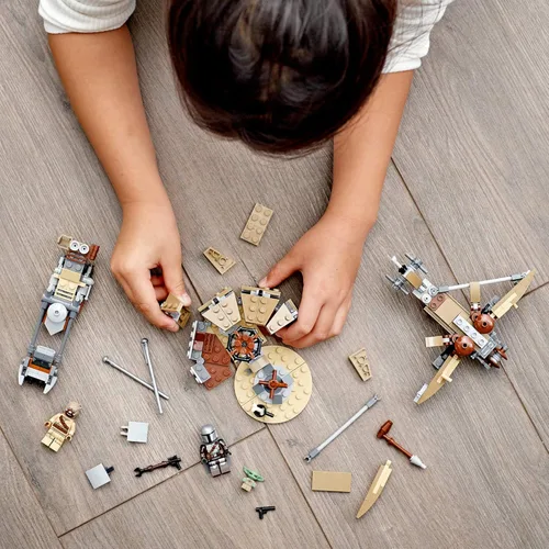 Miniatura 7 de LEGO Star Wars: The Mandalorian Trouble on Tatooine 75299 Impresionante kit de construcción de juguetes para niños que incluye The Child, nuevo 2021