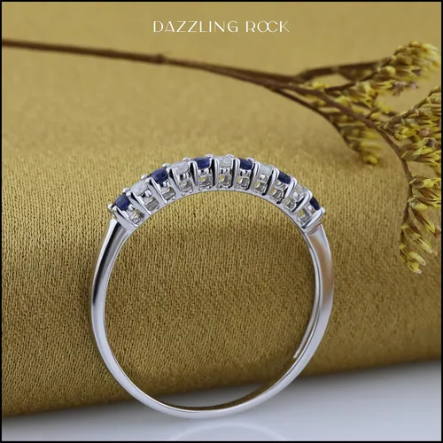 Miniatura 3 de Dazzlingrock Collection Alianza de boda apilable de zafiro azul y diamante blanco redondo alternativo en oro de 10 quilates
