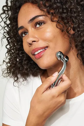 Miniatura 16 de Pacifica Future Youth Rodillo Facial de Acero Inoxidable – Masajeador Facial Dual de Enfriamiento Gua Sha para Esculpir, Contornear y Reducir