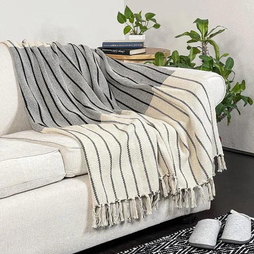 Chardin home Manta Oslo negra y marfil con flecos, 50 x 60 pulgadas, manta escandinava perfecta para sofá, cama, campamento, playa y uso diario