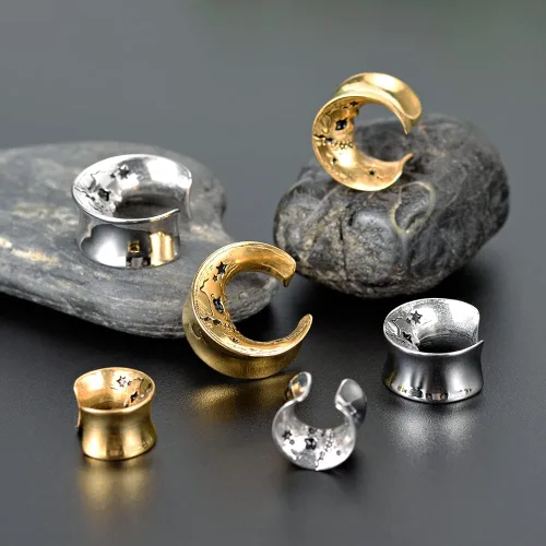 Miniatura 3 de COOEAR 1 par de expansores de oreja estilo luna, dilatadores de oreja de acero inoxidable con diseño de calavera de 0.00oz a 1 pulgada
