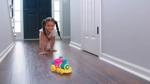 Miniatura 5 de CoComelon Característica vehículo, tren – vehículo de tren con sonidos – Figura exclusiva de conductor JJ – Se adapta a 4 figuras – Ruedas gratis