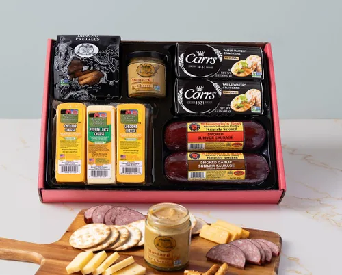 Canasta gourmet de lujo para hombre, presenta salchichas Smoked Summer, quesos 100% Wisconsin, galletas, pretzels y mostaza, ideal para fiestas