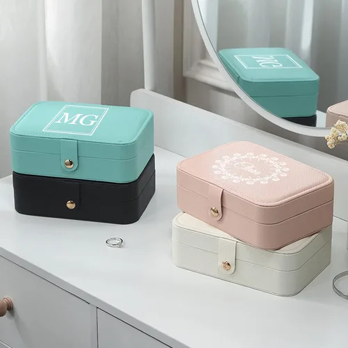 Miniatura 2 de Joyero personalizado con nombre, pequeño joyero de viaje, organizador portátil de joyería, regalos para mujeres, niñas y hombres, Cuero, Sin gemas.