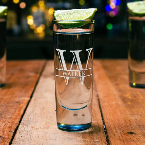 Miniatura 7 de Vaso de chupito personalizado con fondo verde azulado personalizado de 2 oz, vasos de chupito cordial con inicial en script dividido y nombre