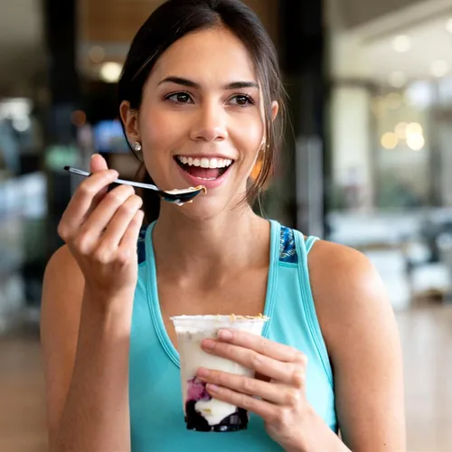 Miniatura 7 de TOFLEN Vasos de plástico transparente para yogur y parfait con tapas, desechables para llevar, tazas de cereales para desayuno, aperitivos, frutas